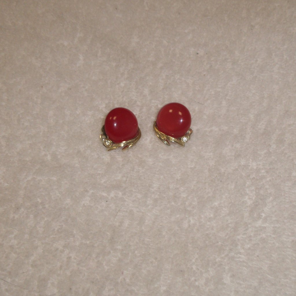 Lisner Clip On Earrings Gold Tone Red Lucite Rhinestones 8$